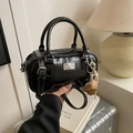 Borsa Boston in pelle verniciata nera lucida con manici e ciondolo da baseball - Con Ciondolo / Nero