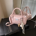Borsa baguette rosa in ecopelle con ciondoli da baseball e tracolla regolabile - Con Ciondolo / Rosa