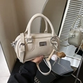 Mini borsa bowling bianco crema chic con ciondolo baseball e trama stropicciata - Con Ciondolo / Bianco Sporco