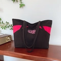 Bolso tote de lona en contraste negro y rosa con gran capacidad y diseño artístico - Negro rosa