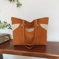Bolso tote de lona bicolor marrón y beige con estampado FRIAICG en estante madera - Caramelo