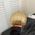 Mini borsa da sera dorata a forma di conchiglia con trama radiale e catena elegante - Oro
