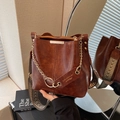 Bolso cubo marrón oscuro con textura de cuero vintage y correa tejida bohemia - Marrón