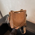 Bolso cubo vintage marrón con correa tejida estampada y detalle de cadena de metal - Caqui
