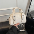Petit sac boston chic en similicuir blanc crème avec boucles argentées et poignées - Blanc Cassé