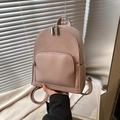 Sac à dos chic en cuir grainé rose lotus avec double zip et finitions argentées élégantes - Rose