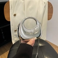 Bolso de mano de acrílico espejo plateado con asa redonda y cadena metálica al hombro - Plateado