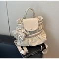 Detalle de la mochila de nailon plisado crema con mini estuche y adorno de lazo suave - Caqui