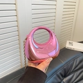 Mini bolso de media luna rosa metalizado en acrílico con asa redonda y cadena dorada - Rosa