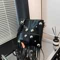 Bolso bandolera negro con flecos, tachuelas plateadas y acabado en cuero sintético - Negro