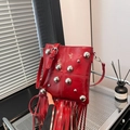 Bolso sobre de charol rojo con tachuelas plateadas y borlas largas estilo punk - Rojo
