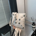 Bolso bandolera blanco crema con remaches plateados y flecos largos de estilo punk chic - Blanco