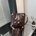 Borsa punk in pelle marrone scuro con borchie argentate e lunghe frange sul fondo - Marrone