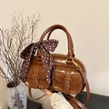 Borsa bowling retrò in pelle PU marrone lucida con doppie tasche e sciarpa a pois decorativa - Marrone