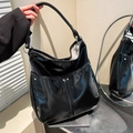 Bolso tote negro brillante minimalista con anillas plateadas y correa ancha al hombro - Negro