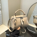 Elegante borsa Boston beige crema con doppia cerniera e tracolla regolabile sottile - Cachi