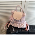Detalle del bolso mochila de nailon rosa con pliegues, solapa de piel y adorno de lazo - Rosa