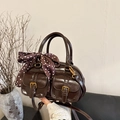Borsa bowling in pelle verniciata marrone scuro con tasche frontali e foulard a pois - Marrone