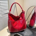 Bolso hobo minimalista rojo brillante de gran tamaño con remaches plateados y correa - Rojo