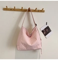 Bolso de hombro acolchado rosa con costuras verticales colgado en un gancho - Talla única / Rosa