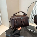 Borsa a tracolla rettangolare marrone scuro con doppia cerniera e tracolla sottile regolabile - Marrone