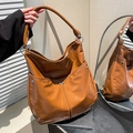 Bolso tote grande marrón caramelo en cuero encerado brillante con aros plateados - Marrón