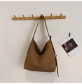 Detalle del bolso tote marrón caramelo con tela plisada única y correa larga de hombro - Talla única / Caqui