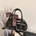 Borsa bowling in pelle nera lucida con fibbie dorate e foulard a pois sul manico - Nero