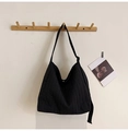Detalle del bolso tote negro de nailon con pliegues verticales y correa ancha al hombro - Talla única / Negro