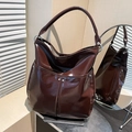 Sac hobo marron foncé brillant avec grande poche frontale et anneaux argentés - Marron
