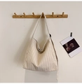 Detalle de bolsa tote grande en lona beige con textura plisada y correa ancha ajustable - Talla única / Blanco Roto