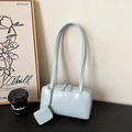 Borsa sottobraccio azzurra minimalista con portamonete coordinato e finitura in vernice - Azzurro