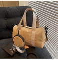 Détail du sac Boston en nylon kaki avec sangle amovible et mini porte-monnaie assorti - Taille unique / Kaki