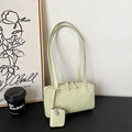 Borsa sottobraccio rettangolare verde menta in pelle con mini ciondolo a marsupio coordinato - verde chiaro