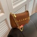 Borsa a tracolla in pelle scamosciata marrone con catena dorata e logo decorativo - Stile Lettere in Metallo CLEAR♥K / Cachi