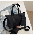 Détail du sac Boston noir en nylon avec petite pochette ronde et large bandoulière - Taille unique / Noir