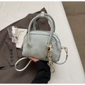 Detail der mintgrünen Boston-Tasche aus mattem Leder mit Schlüsselanhänger und Kordel - Blau
