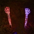 Brazos de esqueleto de Halloween con luces LED rojas y moradas para decoración exterior - Glowing Purple and Orange Style / 2 Hands