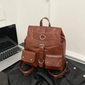 Sac à dos rétro en cuir marron avec grand rabat et deux poches frontales boutonnées - Brun Rouge