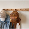 Detail van bruine PU-leren rugzak met beerpatronen en gouden metalen hangers aan rits - Bruin Zonder Hanger