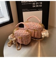 Détail de mini sacs boîte en tweed rose avec chaînes dorées et pendentifs peluche - Rose (Grand avec Pendentif)