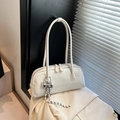 Sac à main Boston élégant blanc crème avec breloque nœud argenté et style vintage. - Blanc Avec Pendentif