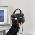 Elegante schwarze Mini-Beuteltasche mit Steppmuster, Silberkette und Griff - Schwarz