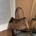 Grand sac cabas minimaliste en daim marron foncé avec coutures et texture dépolie - Marron
