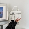 Weiße Stepptasche mit silbernem Totenkopf-Anhänger und eleganter Metallkette - Weiß