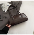 Sac à bandoulière Boston marron foncé brillant avec coutures blanches et anses - Café sans Pendentif