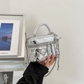 Schicke silberne Mini-Beuteltasche mit Steppmuster, Kette und Metallic-Finish - Silber