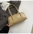 Sac bandoulière Boston chic en fini brillant kaki au design rétro minimaliste sophistiqué - Kaki (Sans Pendentif)