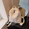 Sac à dos minimaliste en nylon beige avec illustration de chat blanc et texte fashion - Blanc Cassé