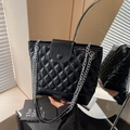 Bolso bandolera acolchado negro con cadena plateada y logotipo de moda chic - Negro